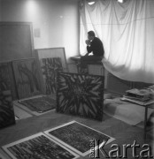 lata 70-te, Warszawa, Polska
Jerzy Tchórzewski - polski malarz, grafik, poeta.
Fot. Irena Jarosińska, zbiory Ośrodka KARTA
