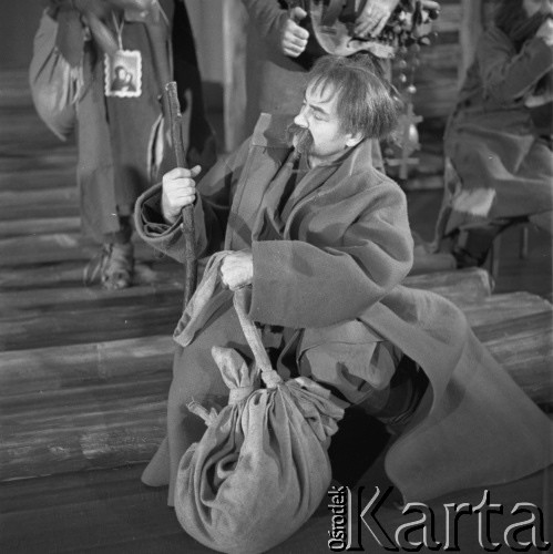 1962, Warszawa, Polska
Próba przedstawienia Historyja o Chwalebnym Zmartwychwstaniu Pańskim w reżyserii Kazimierza Dejmka. Władysław Krasnowiecki na scenie Teatru Narodowego.
Fot. Irena Jarosińska, zbiory Ośrodka KARTA