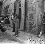 1968, Zamość, woj. lubelskie, Polska.
Kobiety na ulicy. 
Fot. Irena Jarosińska, zbiory Ośrodka KARTA
