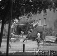 lata 60-te, Warszawa, Polska
Dzieci bawiące się na podwórku.
Fot. Irena Jarosińska, zbiory Ośrodka KARTA