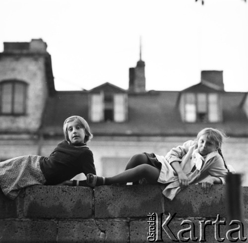 lata 60-te, Warszawa, Polska
Dziewczynki na murku.
Fot. Irena Jarosińska, zbiory Ośrodka KARTA