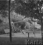 lata 60-te, Warszawa, Polska
Dzieci bawiące się na podwórku.
Fot. Irena Jarosińska, zbiory Ośrodka KARTA