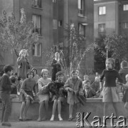 lata 60-te, Warszawa, Polska
Dzieci przy fontannie przy ul. Świerczewskiego
Fot. Irena Jarosińska, zbiory Ośrodka KARTA