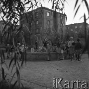 lata 60-te, Warszawa, Polska
Dzieci przy fontannie przy ul. Świerczewskiego
Fot. Irena Jarosińska, zbiory Ośrodka KARTA
