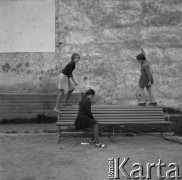 lata 60-te, Warszawa, Polska
Dziewczynki bawiące się na podwórku.
Fot. Irena Jarosińska, zbiory Ośrodka KARTA