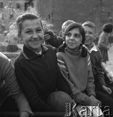 lata 60-te, Warszawa, Polska
Dzieci z piłką
Fot. Irena Jarosińska, zbiory Ośrodka KARTA
