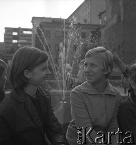 lata 60-te, Warszawa, Polska
Dzieci przy fontannie.
Fot. Irena Jarosińska, zbiory Ośrodka KARTA