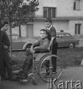 lata 60-te, Warszawa, Polska
Chłopiec na wózku inwalidzkim w towarzystwie kolegów.
Fot. Irena Jarosińska, zbiory Ośrodka KARTA