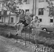 lata 60-te, Warszawa, Polska
Dziewczynki na podwórku.
Fot. Irena Jarosińska, zbiory Ośrodka KARTA