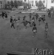 lata 60-te, Warszawa, Polska
Dzieci bawiące się na podwórku.
Fot. Irena Jarosińska, zbiory Ośrodka KARTA