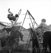lata 60-te, Warszawa, Polska
Dzieci bawiące się na podwórku.
Fot. Irena Jarosińska, zbiory Ośrodka KARTA