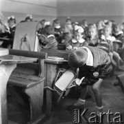 1961, Wrocław, Polska.
Czworaczki bracia Majewscy w szkole.
Fot. Irena Jarosińska, zbiory Ośrodka KARTA