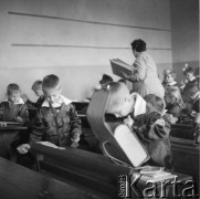 1961, Wrocław, Polska.
Czworaczki bracia Majewscy podczas lekcji. 
Fot. Irena Jarosińska, zbiory Ośrodka KARTA
