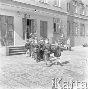 1961, Wrocław, Polska.
Dzieci wchodzące do szkoły.
Fot. Irena Jarosińska, zbiory Ośrodka KARTA