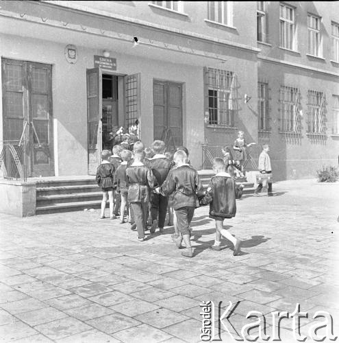 1961, Wrocław, Polska.
Dzieci wchodzące do szkoły.
Fot. Irena Jarosińska, zbiory Ośrodka KARTA