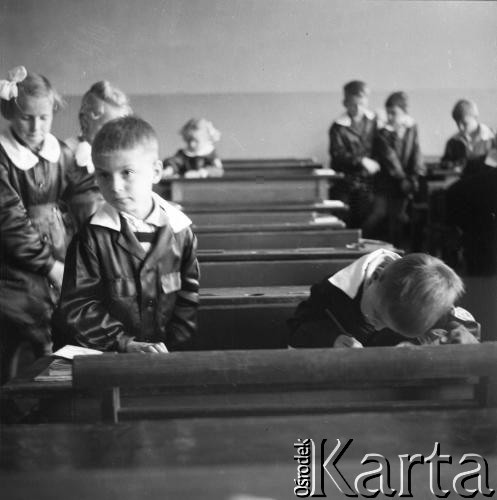 1961, Wrocław, Polska.
Czworaczki bracia Majewscy w sali lekcyjnej.
Fot. Irena Jarosińska, zbiory Ośrodka KARTA