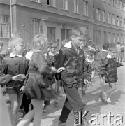 1961, Wrocław, Polska.
Uczniowie przed szkołą podstawową nr 70.
Fot. Irena Jarosińska, zbiory Ośrodka KARTA