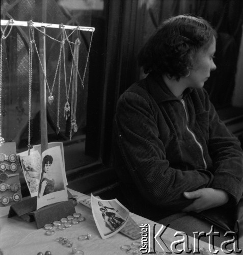 lata 60-te, Warszawa, Polska
Stoisko z biżuterią.
Fot. Irena Jarosińska, zbiory Ośrodka KARTA