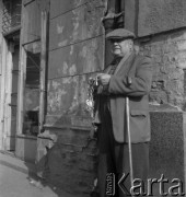lata 60-te, Warszawa, Polska
Mężczyzna sprzedajacy łańcuchy.
Fot. Irena Jarosińska, zbiory Ośrodka KARTA