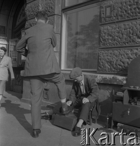 lata 60-te, Warszawa, Polska
Pucybut czyści buty.
Fot. Irena Jarosińska, zbiory Ośrodka KARTA