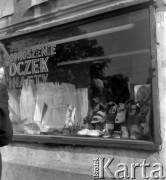 lata 60-te, Warszawa, Polska
Witryna sklepu z obuwiem i odzieżą. Na szynie napis: 