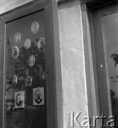lata 60-te, Warszawa, Polska
Witryna z fotografiami nagrobkowymi.
Fot. Irena Jarosińska, zbiory Ośrodka KARTA