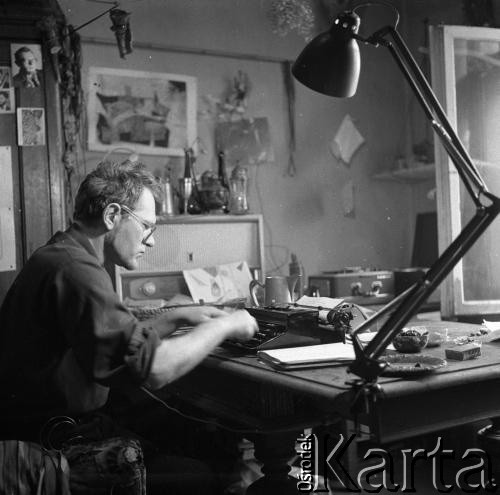 Po 1959, Warszawa, Polska.
Poeta i scenarzysta Bogusław Choiński.
Fot. Irena Jarosińska, zbiory Ośrodka KARTA