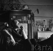 Po 1959, Warszawa, Polska.
Poeta i scenarzysta Bogusław Choiński w swoim mieszkaniu.
Fot. Irena Jarosińska, zbiory Ośrodka KARTA