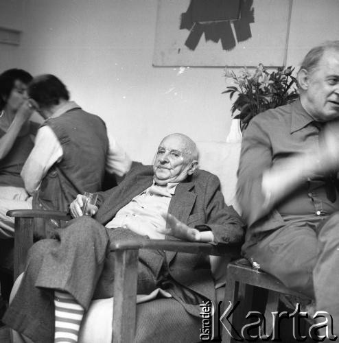 1988, Warszawa, Polska.
Wernisaż wystawy Henryka Stażewskiego (siedzi na fotelu).
Fot. Irena Jarosińska, zbiory Ośrodka KARTA