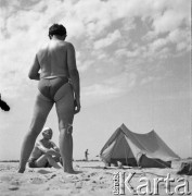 Lata 50., Polska.
Mężczyźni wypoczywają na plaży.
Fot. Irena Jarosińska, zbiory Ośrodka KARTA
