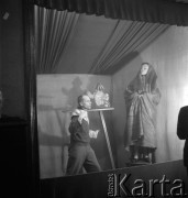 1954-1958, Warszawa, Polska.
Teatr na Tarczyńskiej (ul. Tarczyńska 11). Miron Białoszewski i Ludmiła Murawska w spektaklu 