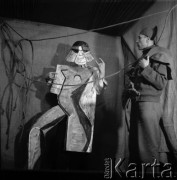 1956, Warszawa, Polska.
Teatr na Tarczyńskiej. Lech Emfazy Stefański i Miron Białoszewski w spektalu 