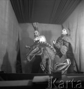 1956, Warszawa, Polska.
Teatr na Tarczyńskiej. Miron Białoszewski (z prawej) i Lech Emfazy Stefański w spektaklu 