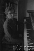 Lata 60., Warszawa, Polska.
Pianistka Maria Wiłkomirska przy pianinie.
Fot. Irena Jarosińska, zbiory Ośrodka KARTA