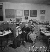lata 60-te lub lata 70-te, Polska
Malarz Henryk Stażewski w towarzystwie Aliny Oksińskiej (1. z prawej) i Krystyny Bratkowskiej (prawdopodobnie 1. z lewej)
Fot. Irena Jarosińska, zbiory Ośrodka KARTA