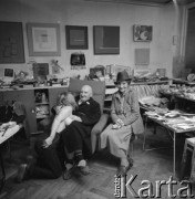 lata 60-te lub lata 70-te, Polska
Malarz Henryk Stażewski w towarzystwie Aliny Oksińskiej (1. z prawej) i Krystyny Bratkowskiej (prawdopodobnie 1. z lewej)
Fot. Irena Jarosińska, zbiory Ośrodka KARTA
