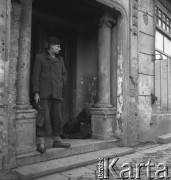 po 1945, Warszawa, Polska
Mężczyźni w drzwiach kamienicy przy ul. Twardej 28.
Fot. Irena Jarosińska, zbiory Ośrodka KARTA