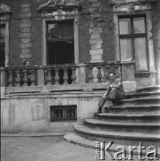lata 60-te, Warszawa, Polska
Malarz Ahmed Cherkaoui na schodach Pałacu Zamoyskich przy ul. Foksal.
Fot. Irena Jarosińska, zbiory Ośrodka KARTA