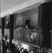 lata 60-te, Warszawa, Polska
Bar samoobsługowy przy ul. Świętokrzyskiej.
Fot. Irena Jarosińska, zbiory Ośrodka KARTA