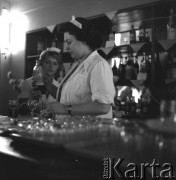 lata 60-te, Warszawa, Polska
Bar samoobsługowy przy ul. Świętokrzyskiej.
Fot. Irena Jarosińska, zbiory Ośrodka KARTA