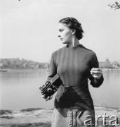 Lata 50., Warszawa, Polska.
Fotografka Irena Jarosińska nad Wisłą.
Fot. NN, zbiory Ośrodka KARTA