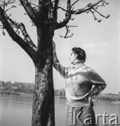 Lata 50., Warszawa, Polska.
Fotografka Irena Jarosińska nad Wisłą.
Fot. NN, zbiory Ośrodka KARTA