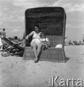 Lata 50., Polska.
Kobieta z dzieckiem w koszu plażowym.
Fot. Irena Jarosińska, zbiory Ośrodka KARTA