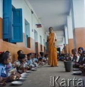 Lata 80., Indie.
Hinduska szkoła - dzieci w czasie posiłku.
Fot. Irena Jarosińska, zbiory Ośrodka KARTA