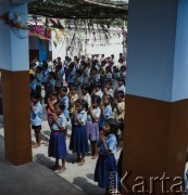 Lata 80., Indie.
Hinduska szkoła - dzieci na dziedzińcu.
Fot. Irena Jarosińska, zbiory Ośrodka KARTA