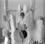 1976, Warszawa, Polska.
Rzeźbiarka Barbara Zbrożyna w swojej pracowni.
Fot. Irena Jarosińska, zbiory Ośrodka KARTA