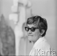 1976, Warszawa, Polska.
Rzeźbiarka Barbara Zbrożyna w swojej pracowni.
Fot. Irena Jarosińska, zbiory Ośrodka KARTA