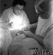 Lata 60. lub 70., Polska.
Operacja na oddziale laryngologii.
Fot. Irena Jarosińska, zbiory Ośrodka KARTA 

