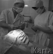 Lata 60. lub 70., Polska.
Operacja na oddziale laryngologii.
Fot. Irena Jarosińska, zbiory Ośrodka KARTA