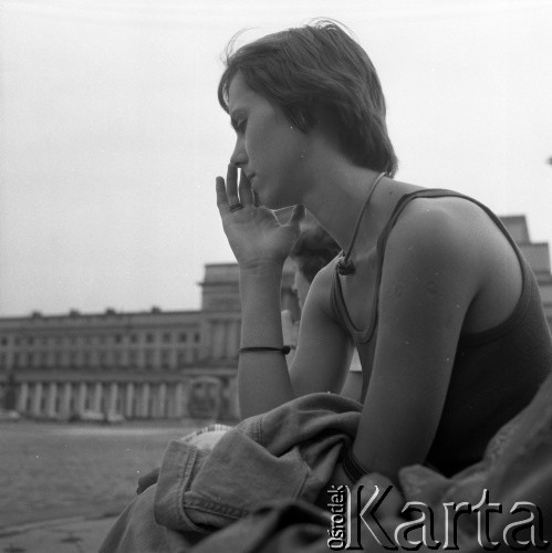 Lata 70., Warszawa, Polska.
Plac Teatralny. W tle Teatr Wielki.
Fot. Irena Jarosińska, zbiory Ośrodka KARTA